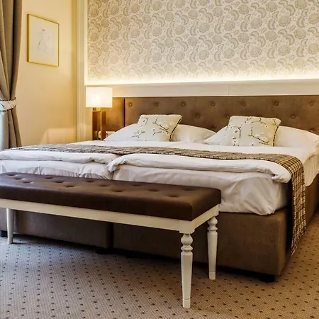 Medici & Restaurant Отель Веспрем